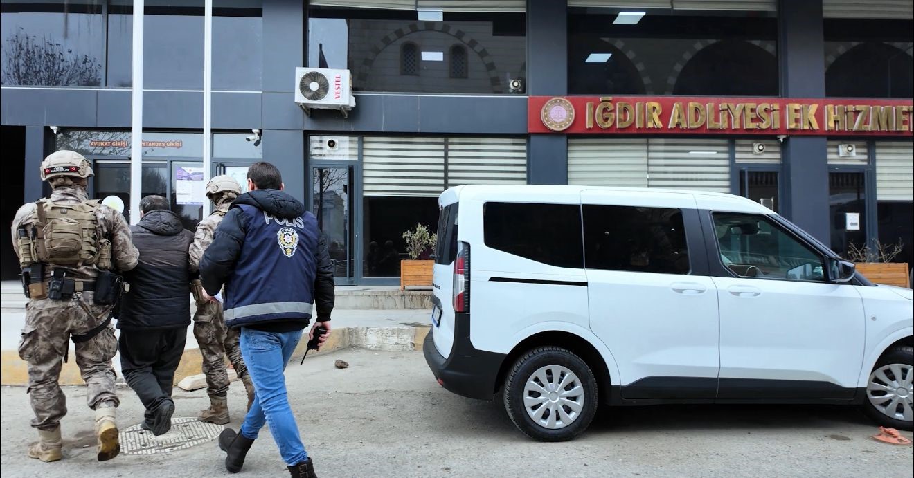 Iğdır&rsquo;da aranan h&uuml;k&uuml;ml&uuml; Dilucu Sınır Kapısı&rsquo;nda yakalandı
