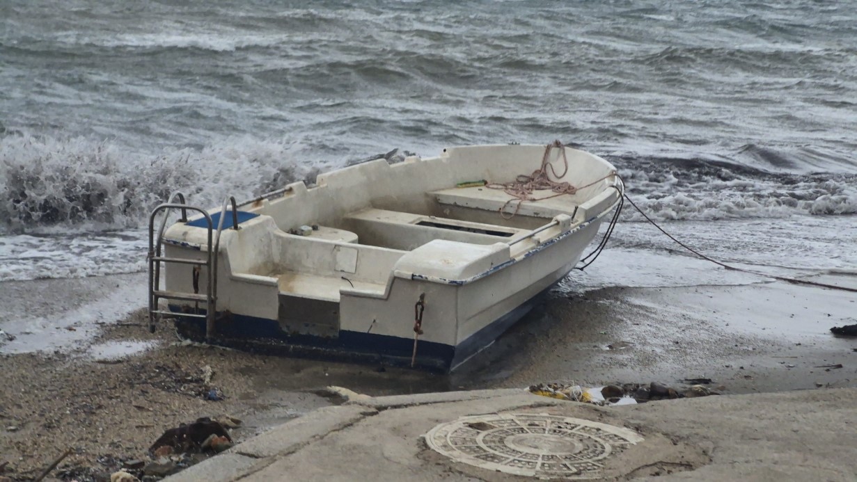 Bodrum&rsquo;da tekneler karaya vurdu, feribot seferleri yapılamadı