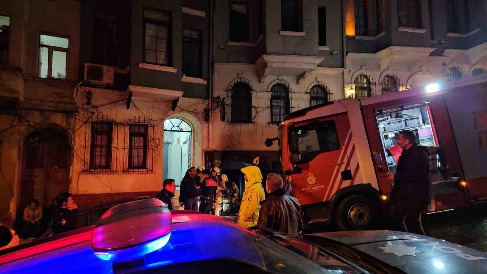 Beyoğlu&rsquo;nda otelde yangın paniği: Mahsur kalan 3 kişi kurtarıldı
