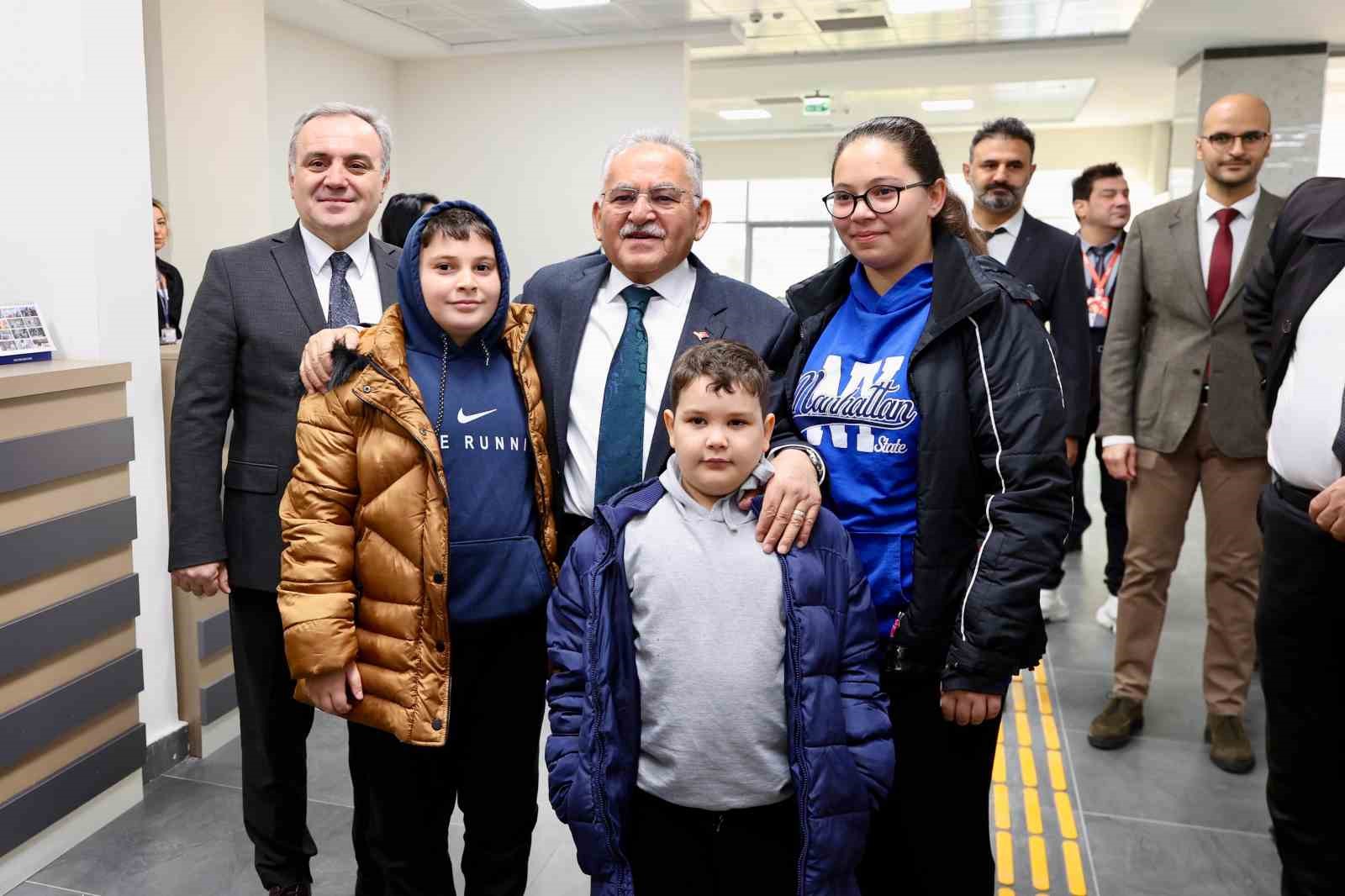 T&uuml;rkiye&rsquo;nin en b&uuml;y&uuml;k diş hastanesi ilk hastalarını aldı
