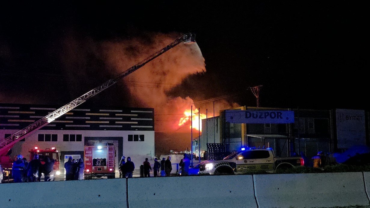 D&uuml;zce&rsquo;de strafor fabrikasında yangın