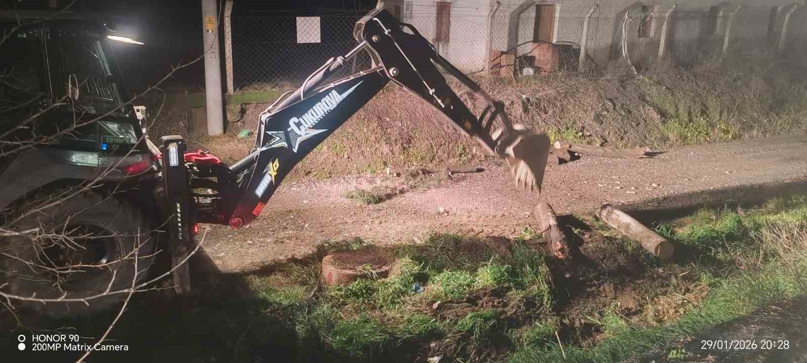 Fırtına mezarlıkta ağa&ccedil;ları devirdi, belediye ekipleri anında m&uuml;dahale etti
