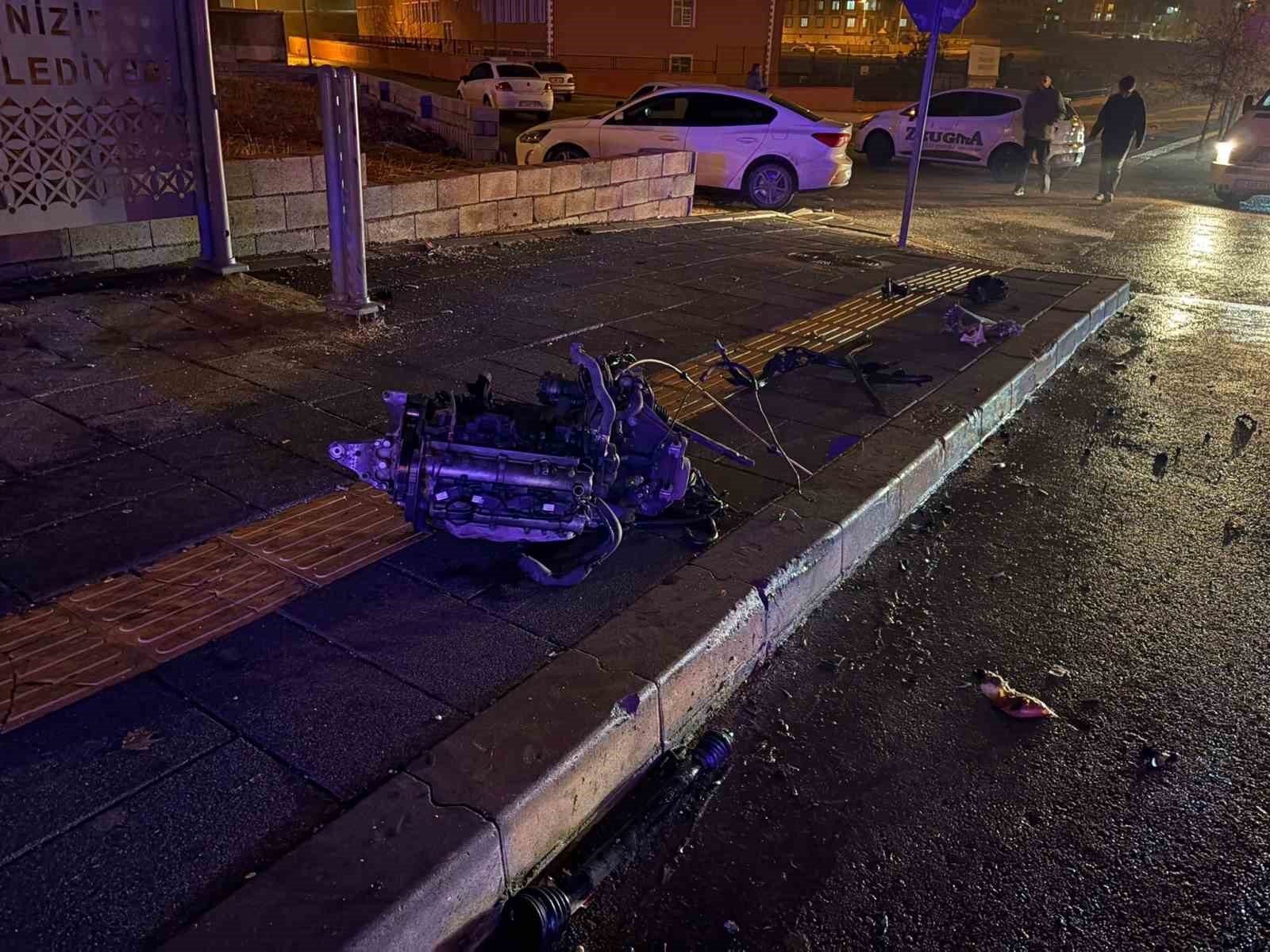 Yağış sonrası &ccedil;&ouml;ken yol kazaya neden oldu: 3 yaralı
