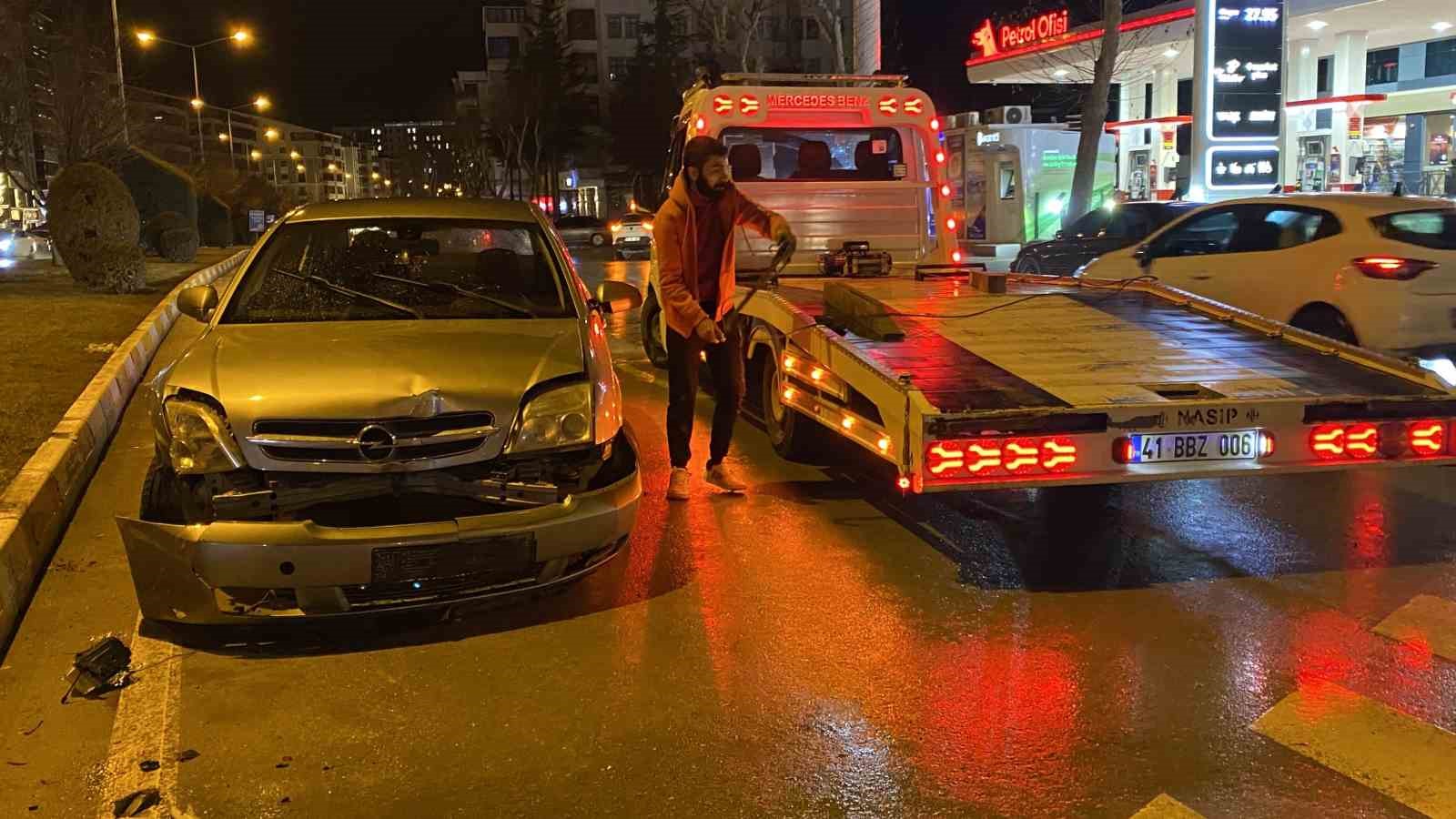 &Ccedil;orum&rsquo;da otomobil sinyalizasyon direğine &ccedil;arptı: 1 yaralı
