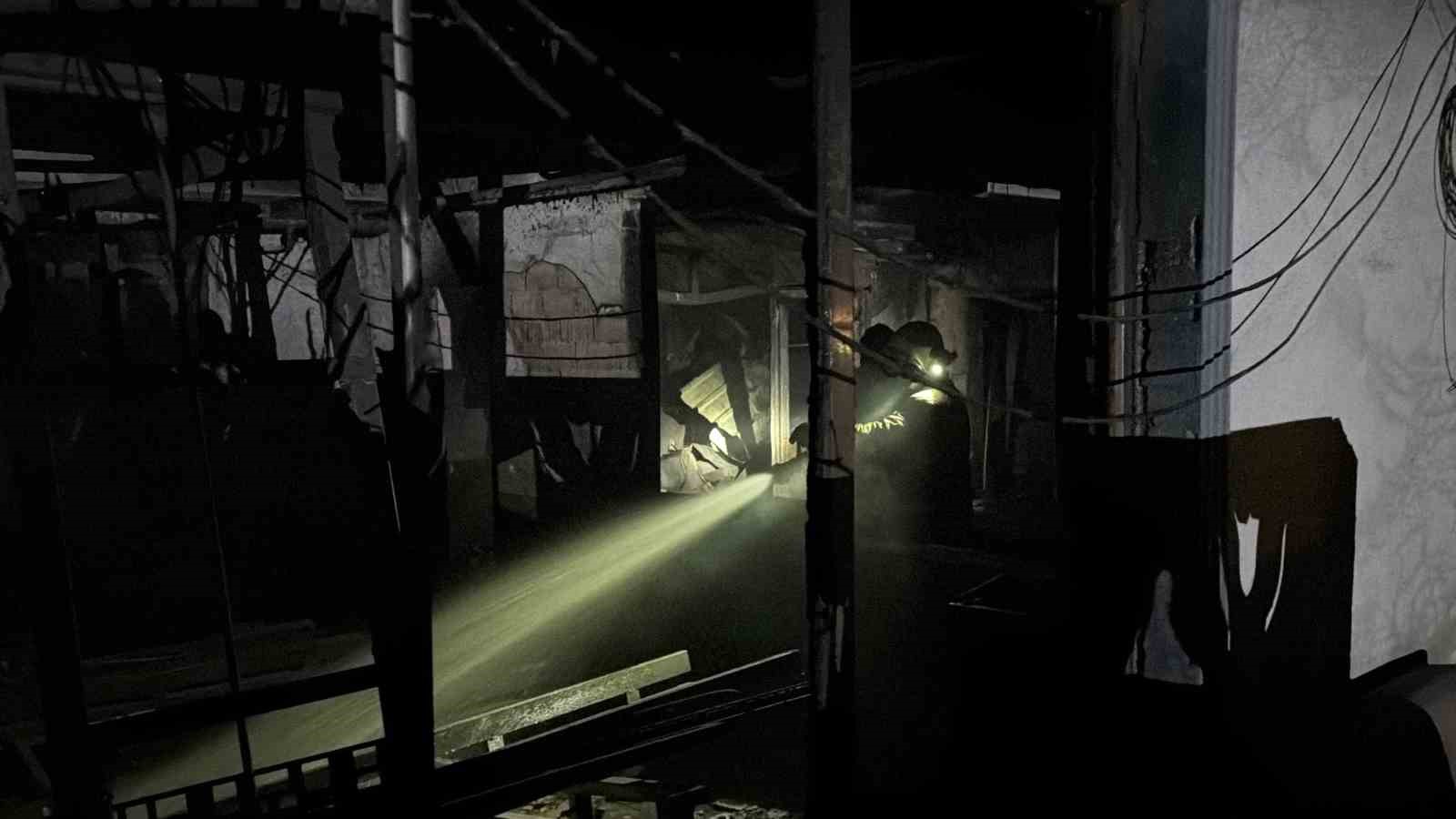 Alevlerin k&uuml;le &ccedil;evirdiği fabrika i&ccedil;erden g&ouml;r&uuml;nt&uuml;lendi
