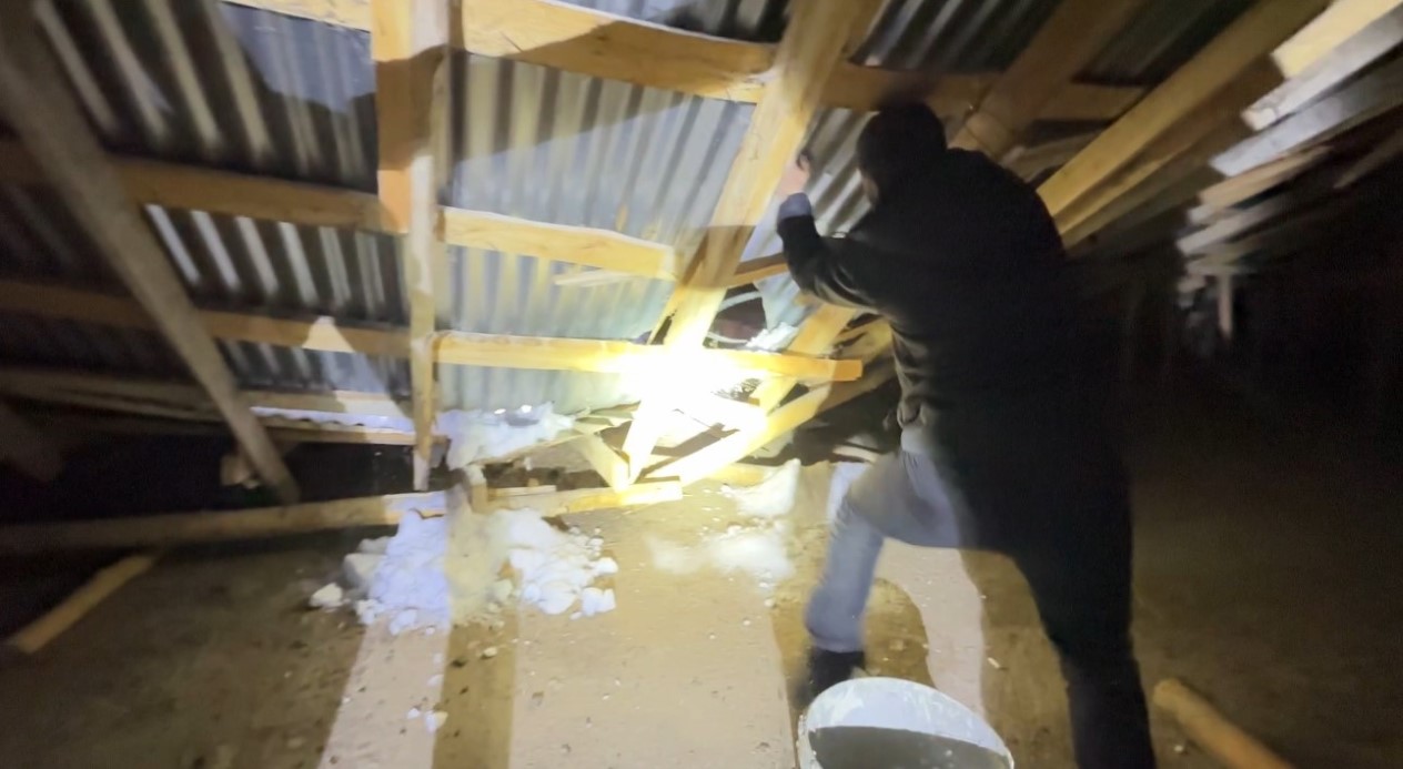 Yüksekova’da cemaat namazdayken çatı çöktü: İmam anons etti, köylü küreği ve halatıyla yardıma koştu