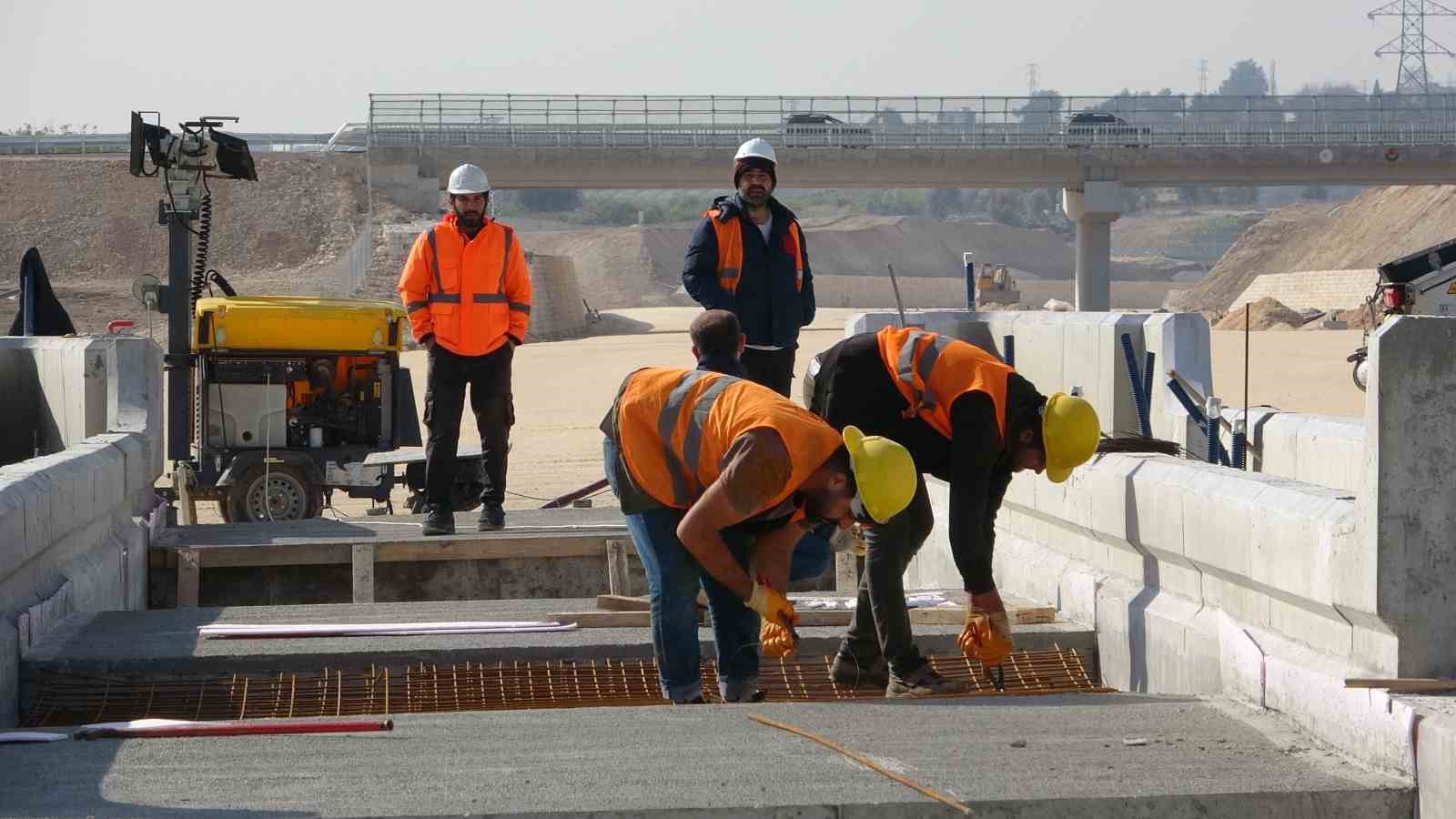 4 bin kişi &ccedil;alışıyor y&uuml;zde 84&rsquo;&uuml; tamamlandı: &Ccedil;eşmeli-Kızkalesi Otoyolu Mersin turizmine nefes aldıracak
