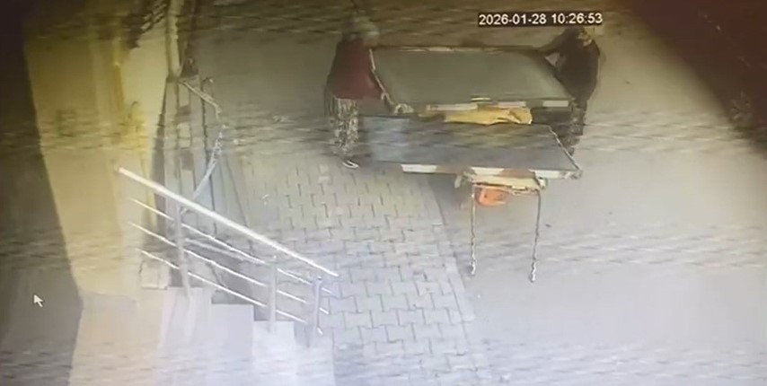 G&uuml;peg&uuml;nd&uuml;z hırsızlık: İki kadın dev panelleri &ccedil;ek&ccedil;eke y&uuml;kleyip g&ouml;t&uuml;rd&uuml;