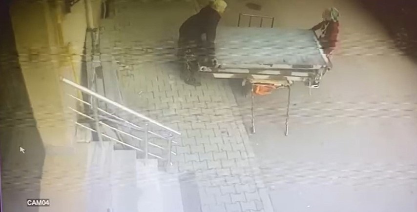 G&uuml;peg&uuml;nd&uuml;z hırsızlık: İki kadın dev panelleri &ccedil;ek&ccedil;eke y&uuml;kleyip g&ouml;t&uuml;rd&uuml;