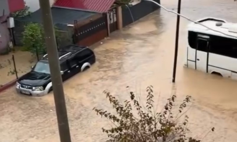 Adana&rsquo;da sağanak hayatı fel&ccedil; etti: Ara&ccedil;larında mahsur kalan vatandaşları itfaiye kurtardı