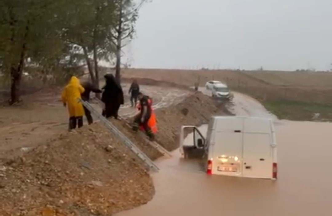Adana&rsquo;da sağanak hayatı fel&ccedil; etti: Ara&ccedil;larında mahsur kalan vatandaşları itfaiye kurtardı