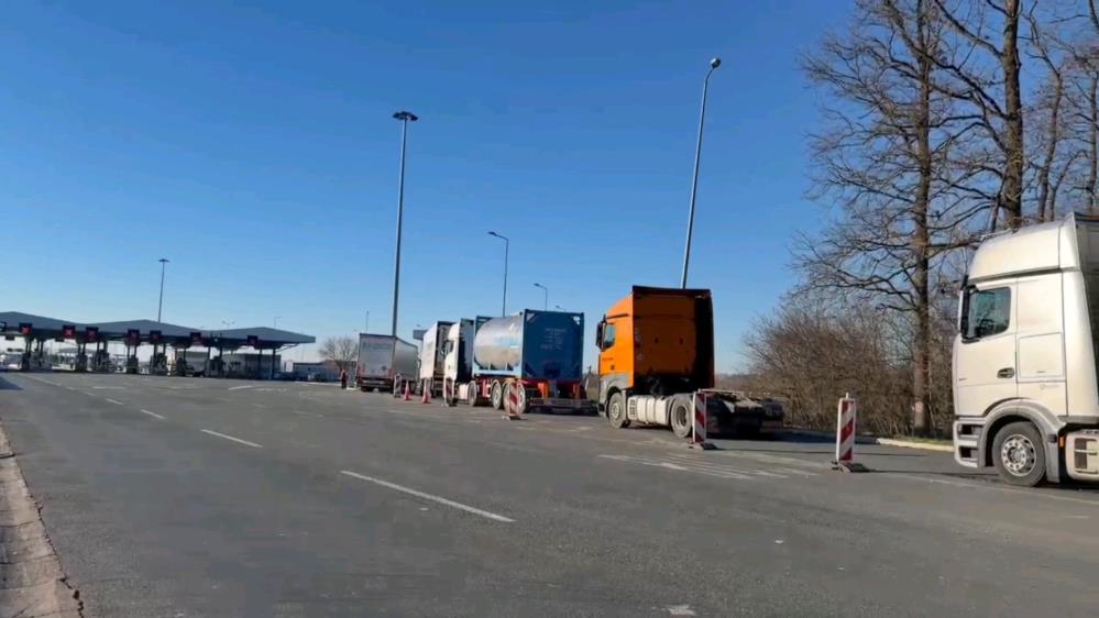 Schengen vize protestosu AB sınırlarını kilitledi, tırlar kilometrelerce kuyruk oluşturdu