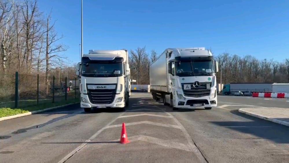 Schengen vize protestosu AB sınırlarını kilitledi, tırlar kilometrelerce kuyruk oluşturdu