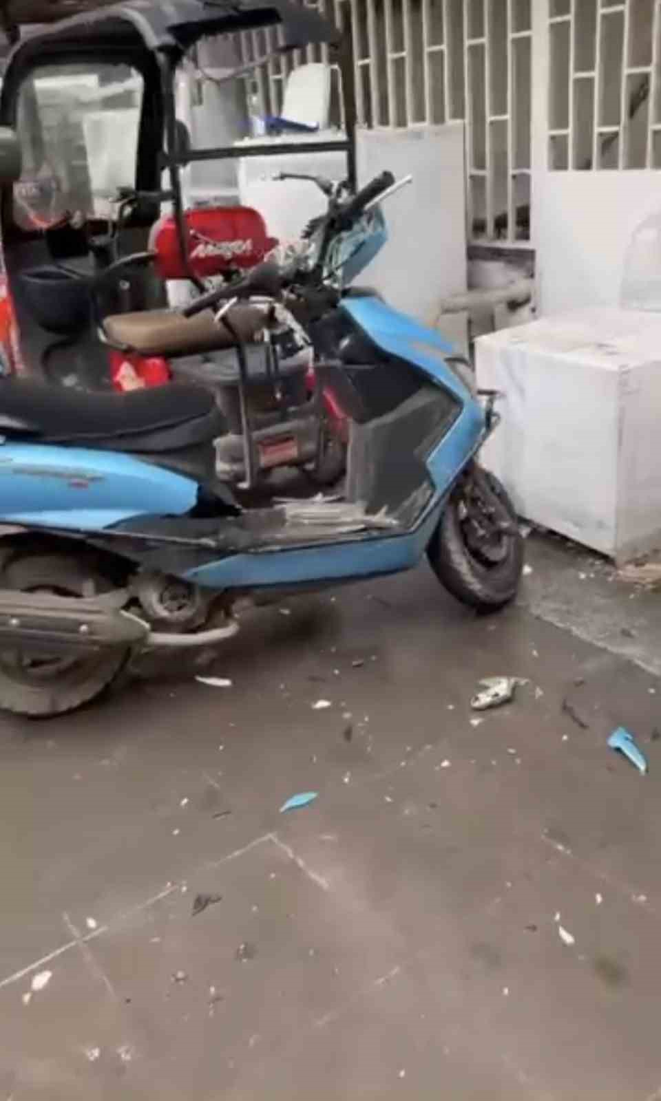 Binadan d&ouml;k&uuml;len par&ccedil;alar aşağıdaki motosikletlere zarar verdi

