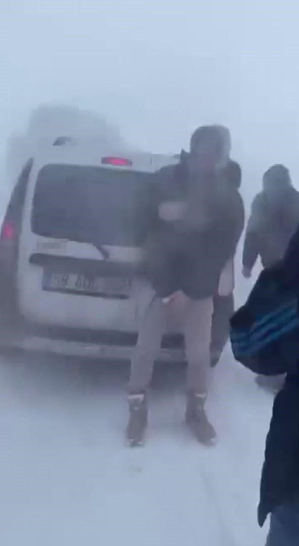 Sivas&rsquo;ta yoğun kar ve tipi nedeniyle bazı yollar ulaşıma kapatıldı
