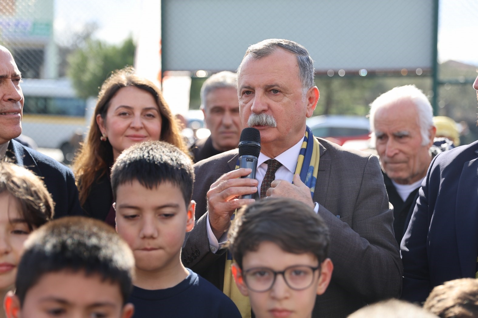 Galatasaraylı başkan, Fenerbah&ccedil;eli &ccedil;ocukları sevindirdi
