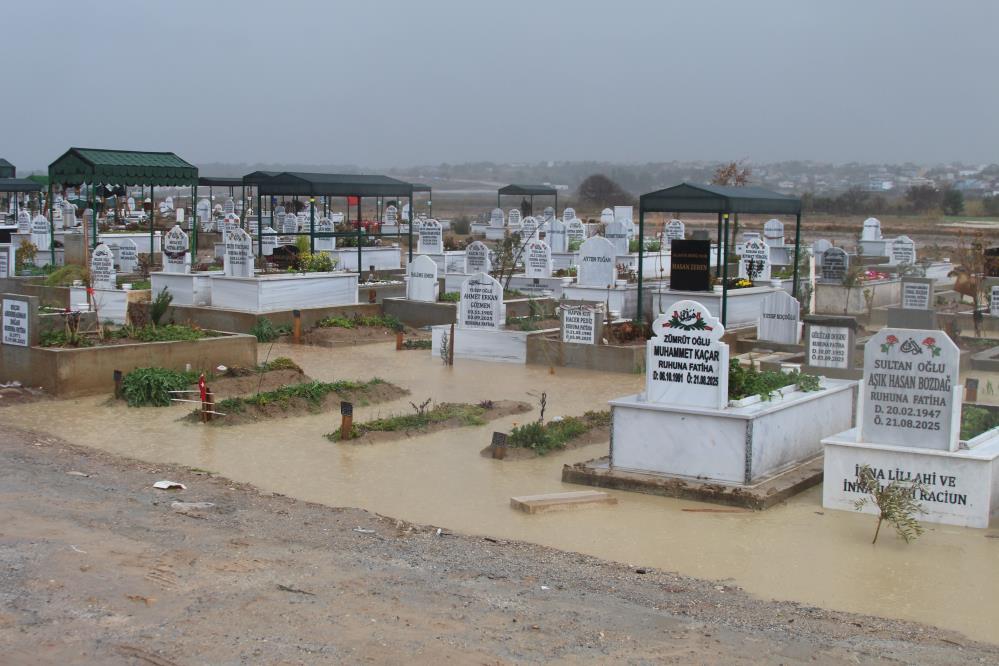 Adana&rsquo;da kanal taştı, mezarlar sular altında kaldı