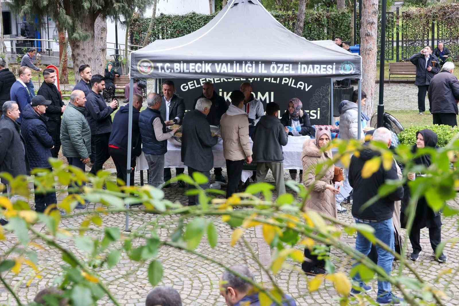 Vali S&ouml;zer Şeyh Edebali T&uuml;rbesi&rsquo;nde şifalı pilav ikramına katıldı
