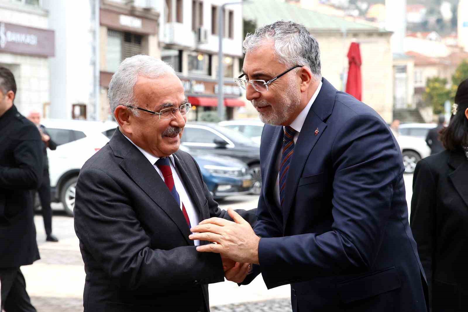 Bakan Işıkhan, Ordu B&uuml;y&uuml;kşehir Belediyesini ziyaret etti
