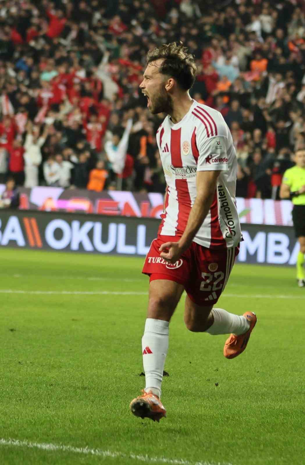 Trendyol Süper Lig: Antalyaspor: 1 - Trabzonspor: 0 (İlk yarı)