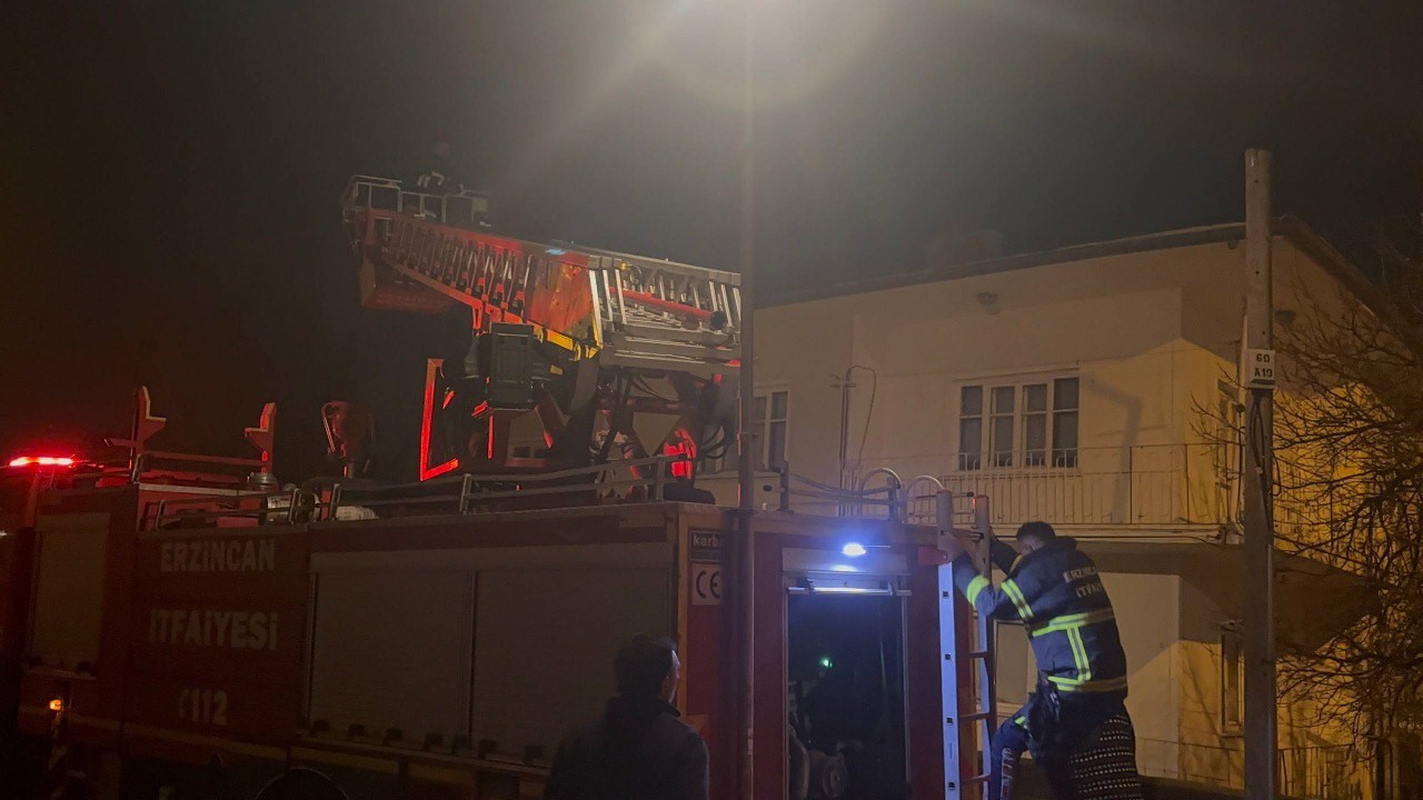 Erzincan&rsquo;da &ccedil;atıdaki kedi i&ccedil;in itfaiye seferber oldu
