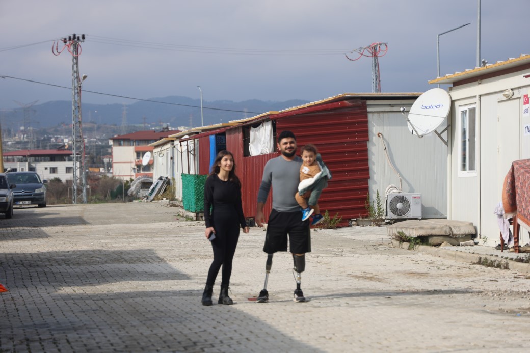 Protez bacaklarıyla yeniden yaşama tutunan depremzede Emre, yuva kurup evlat sahibi oldu