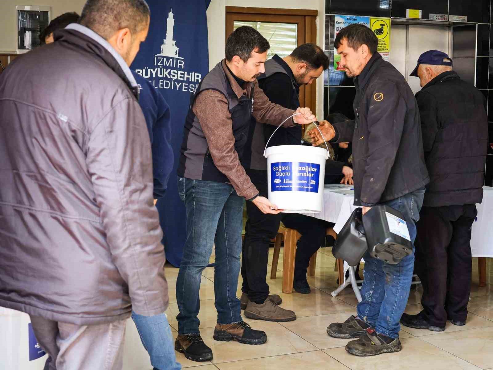 &Ccedil;ift&ccedil;iye buzağı kiti ve dezenfektan desteği
