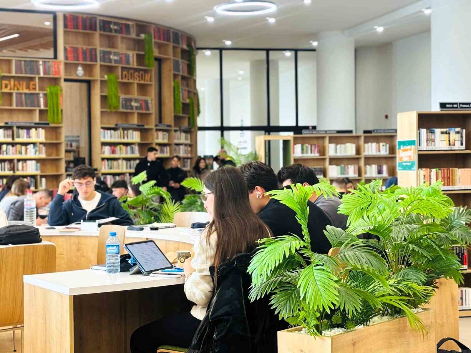 Yarıyıl tatilinde k&uuml;t&uuml;phaneler gen&ccedil;lerin tek adresi haline geldi
