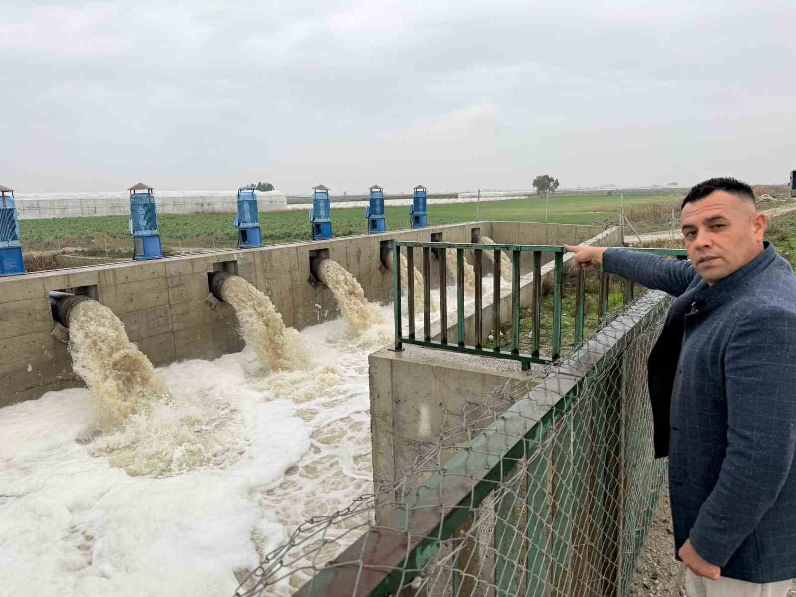 Binlerce d&ouml;n&uuml;m arazi selden kurtuldu, su pompaları yağmur suyunu b&ouml;yle boşalttı
