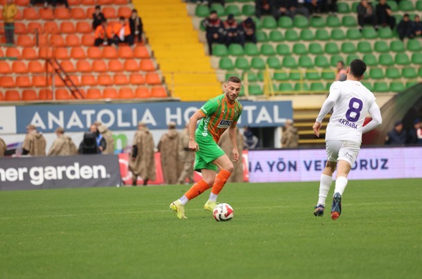 Trendyol Süper Lig: Corendon Alanyaspor: 1 - Eyüpspor: 0 (İlk yarı)