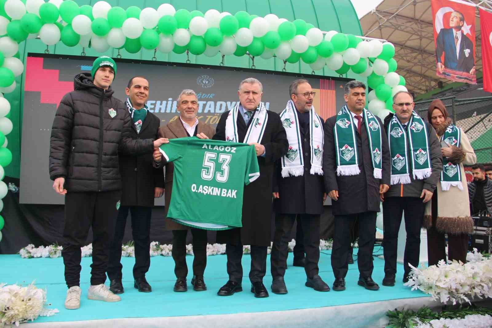 Iğdır&rsquo;ın yeni stadyumunun a&ccedil;ılışını Bakan Osman Aşkın Bak ger&ccedil;ekleştirdi
