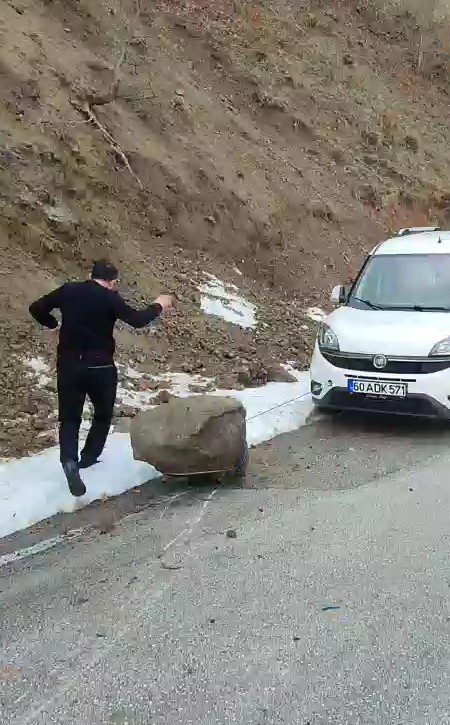 Yola d&uuml;şen kayayı otomobilleriyle &ccedil;ektiler
