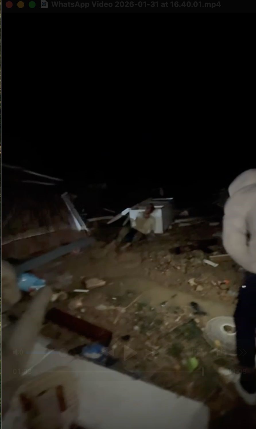 Hortumun savurduğu konteynerdeki yaralı adamın bulunduğu anların g&ouml;r&uuml;nt&uuml;s&uuml; &ccedil;ıktı
