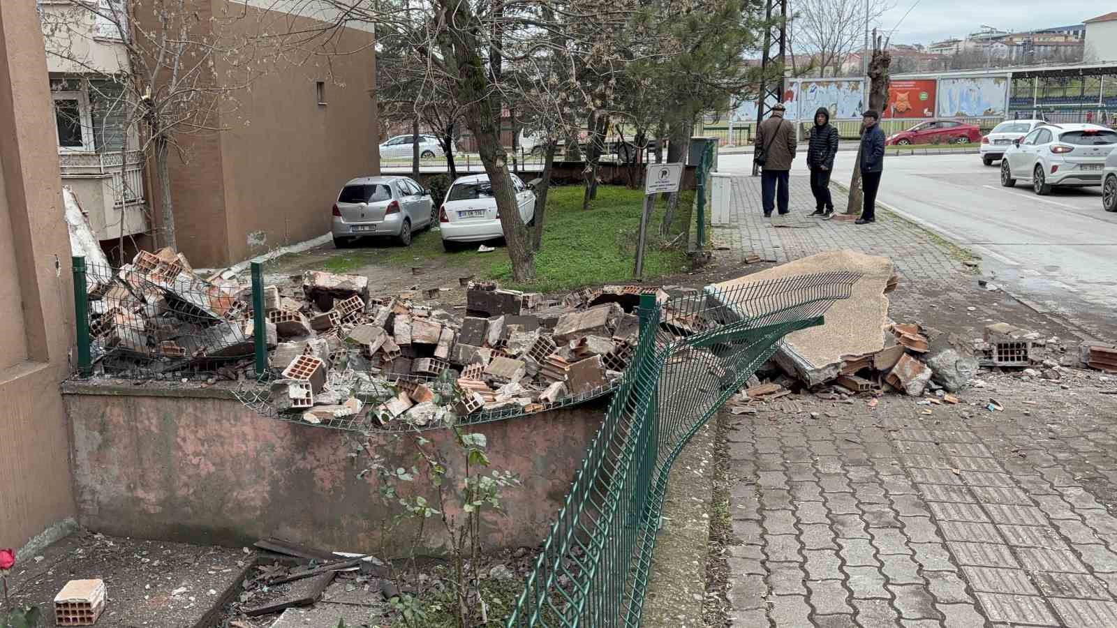 Edirne&rsquo;de facianın eşiğinden d&ouml;n&uuml;ld&uuml;: Apartman bacası &ccedil;&ouml;kt&uuml;
