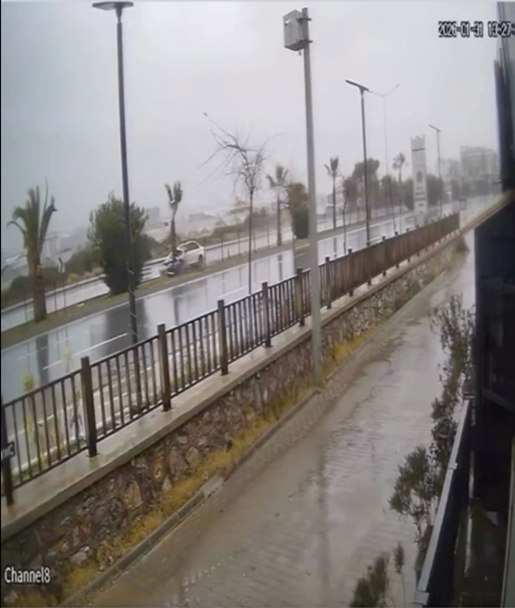 Kontrolden &ccedil;ıkan otomobil ref&uuml;jdeki ağaca &ccedil;arpıp takla attı
