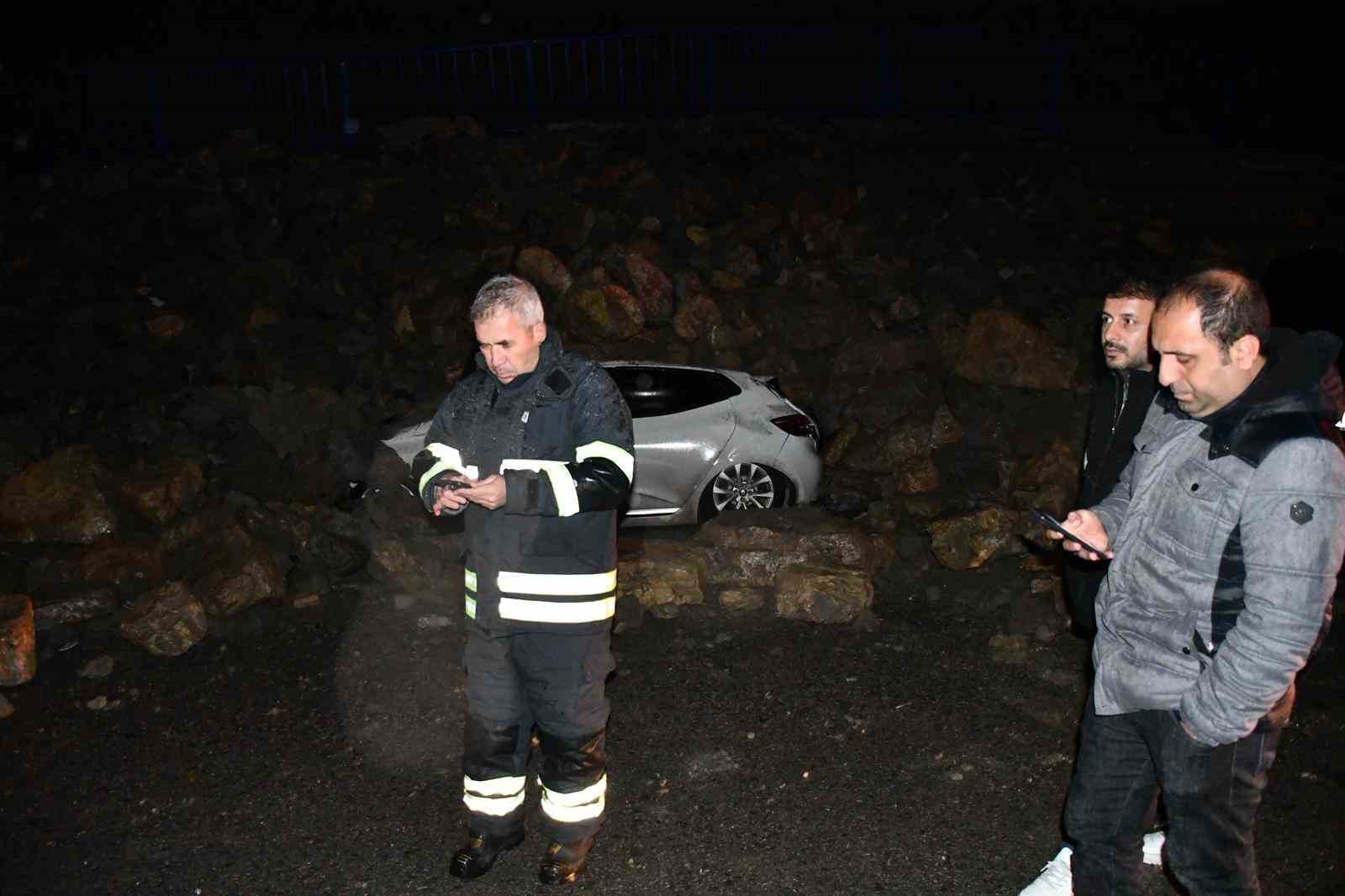 İstinat duvarının park halindeki ara&ccedil;ların &uuml;zerine &ccedil;&ouml;kt&uuml;ğ&uuml; anlar kamerada
