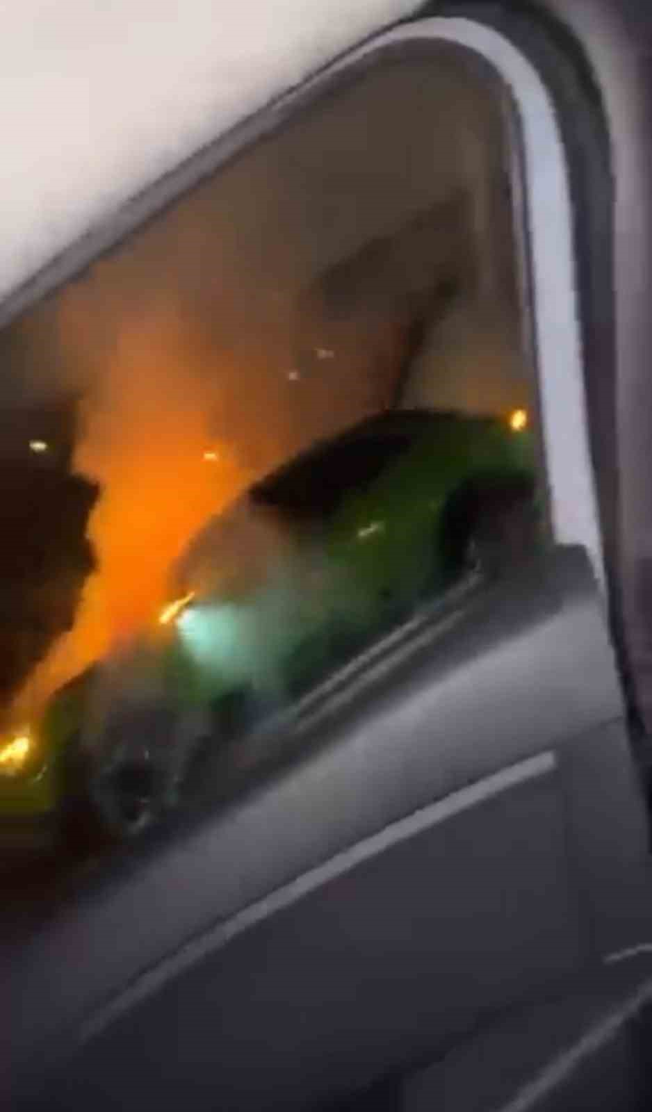 Hali&ccedil; K&ouml;pr&uuml;s&uuml;&rsquo;nde yanan otomobili yoldan ge&ccedil;en su tankeri s&ouml;nd&uuml;rd&uuml;
