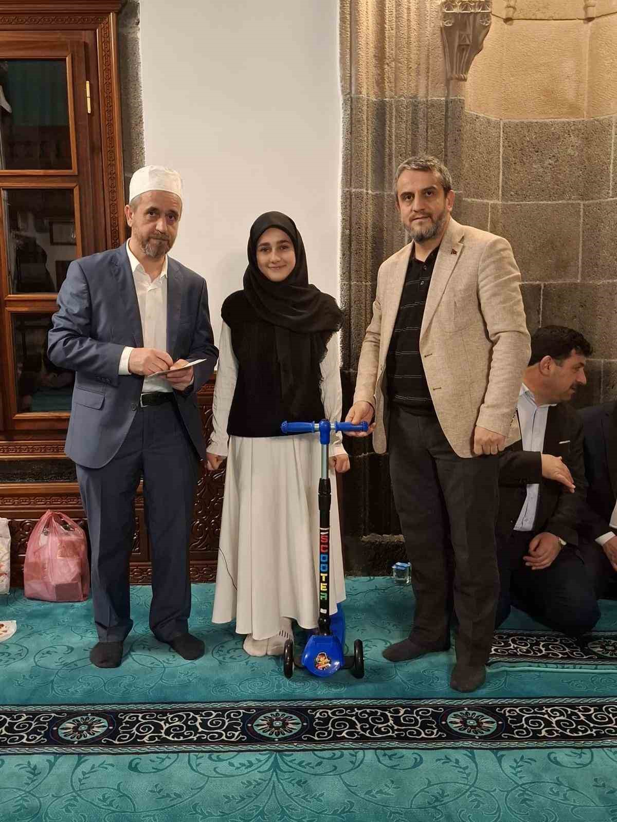 Erzurum’da gençler camide buluştu; ödüllerine kavuştu