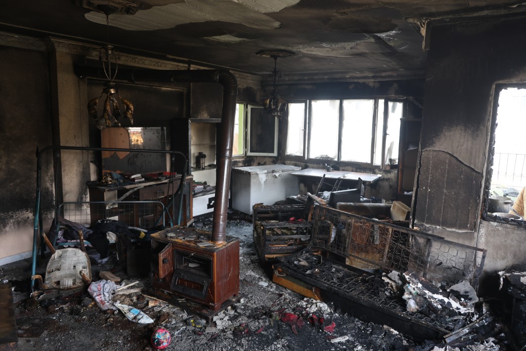 Yangında 4 çocuğuyla birlikte felaketi yaşayan annenin tek başına verdiği emek küle döndü