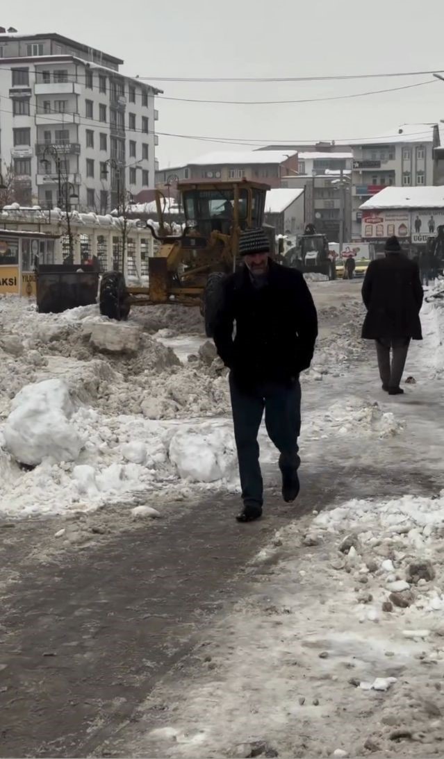 Patnos&rsquo;ta kar temizleme &ccedil;alışması aralıksız s&uuml;rd&uuml;r&uuml;l&uuml;yor
