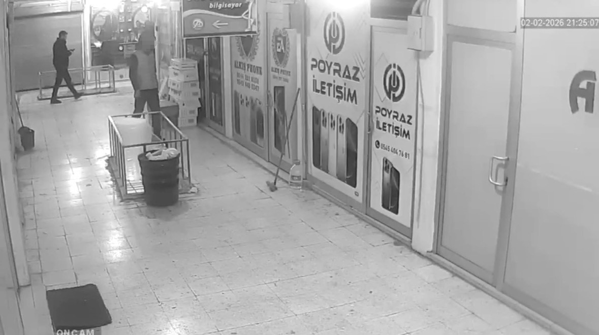 Mardin&rsquo;de iş yerinden elektrikli s&uuml;p&uuml;rge hırsızlığı kamerada
