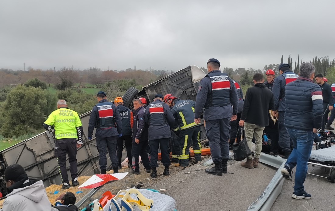 Antalya'da yolcu otob&uuml;s&uuml; şarampole yuvarlandı: 8 &ouml;l&uuml;, 26 yaralı