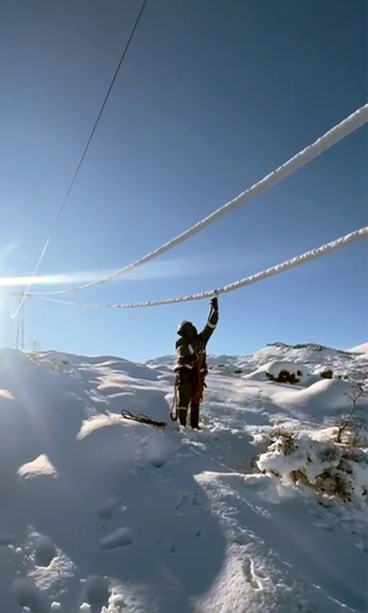 Elektrik şirketi ekipleri, kar yağışının 1 metreyi aştığı b&ouml;lgede &ccedil;alışmalarını s&uuml;rd&uuml;r&uuml;yor
