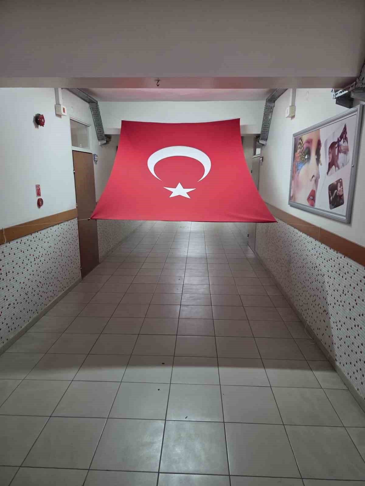 Efeler’de ikinci dönem "Bayrak Sevgisi" dersiyle başlayacak