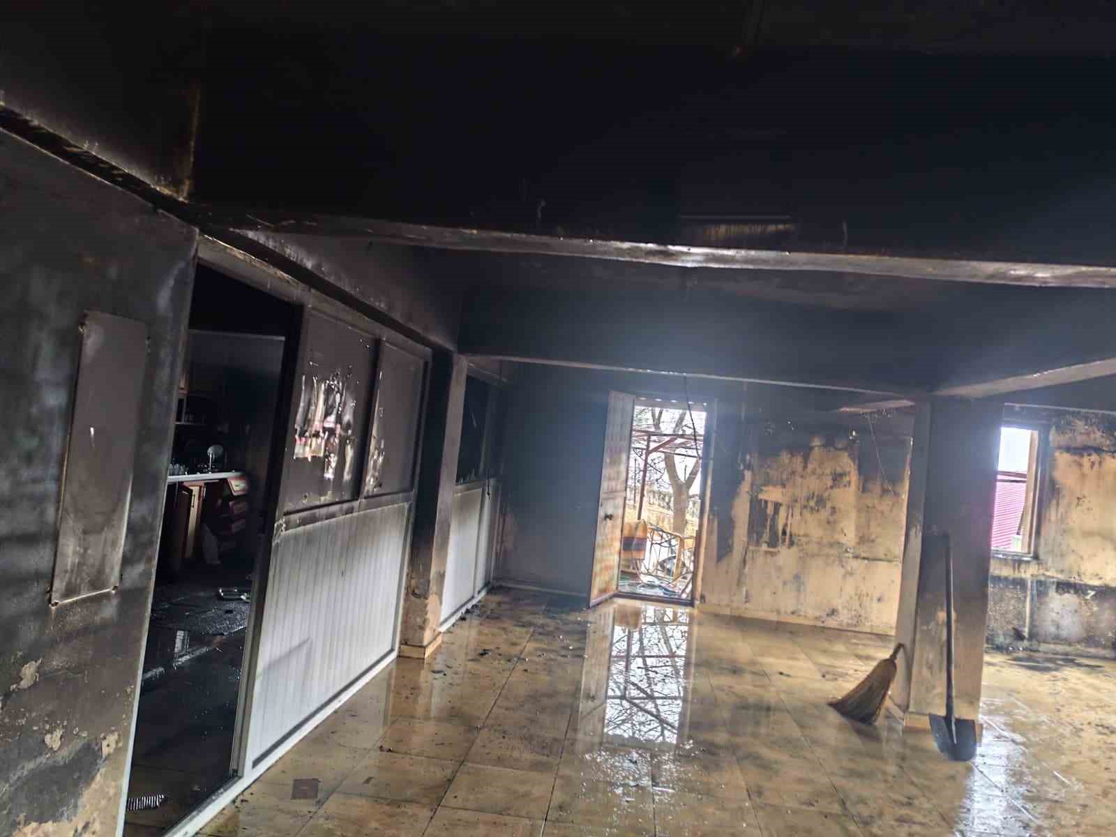 Camide &ccedil;ıkan yangın hasara neden oldu
