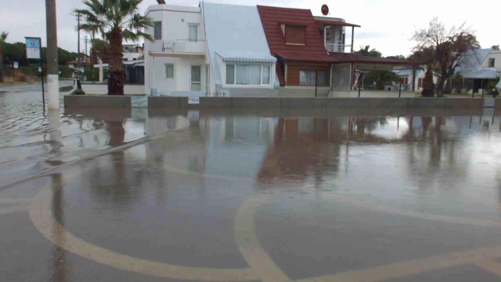 Burhaniye&rsquo;de sağanak yolları g&ouml;le &ccedil;evirirken denizi bulandırdı
