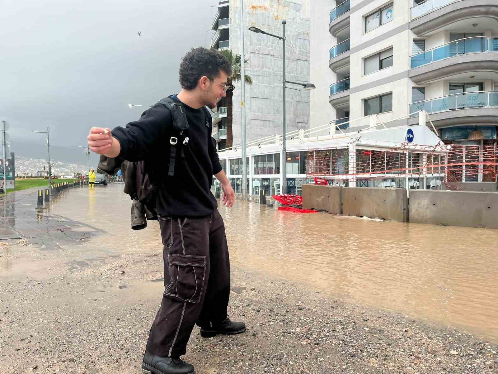 İzmir&rsquo;de sağanak hayatı fel&ccedil; etti: Kordon g&ouml;le d&ouml;nd&uuml;, vatandaş oltayla tepki g&ouml;sterdi
