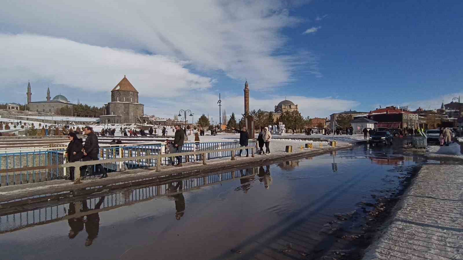 Kars&rsquo;ta bahar havası: G&uuml;neşi g&ouml;ren kendisini dışarı attı
