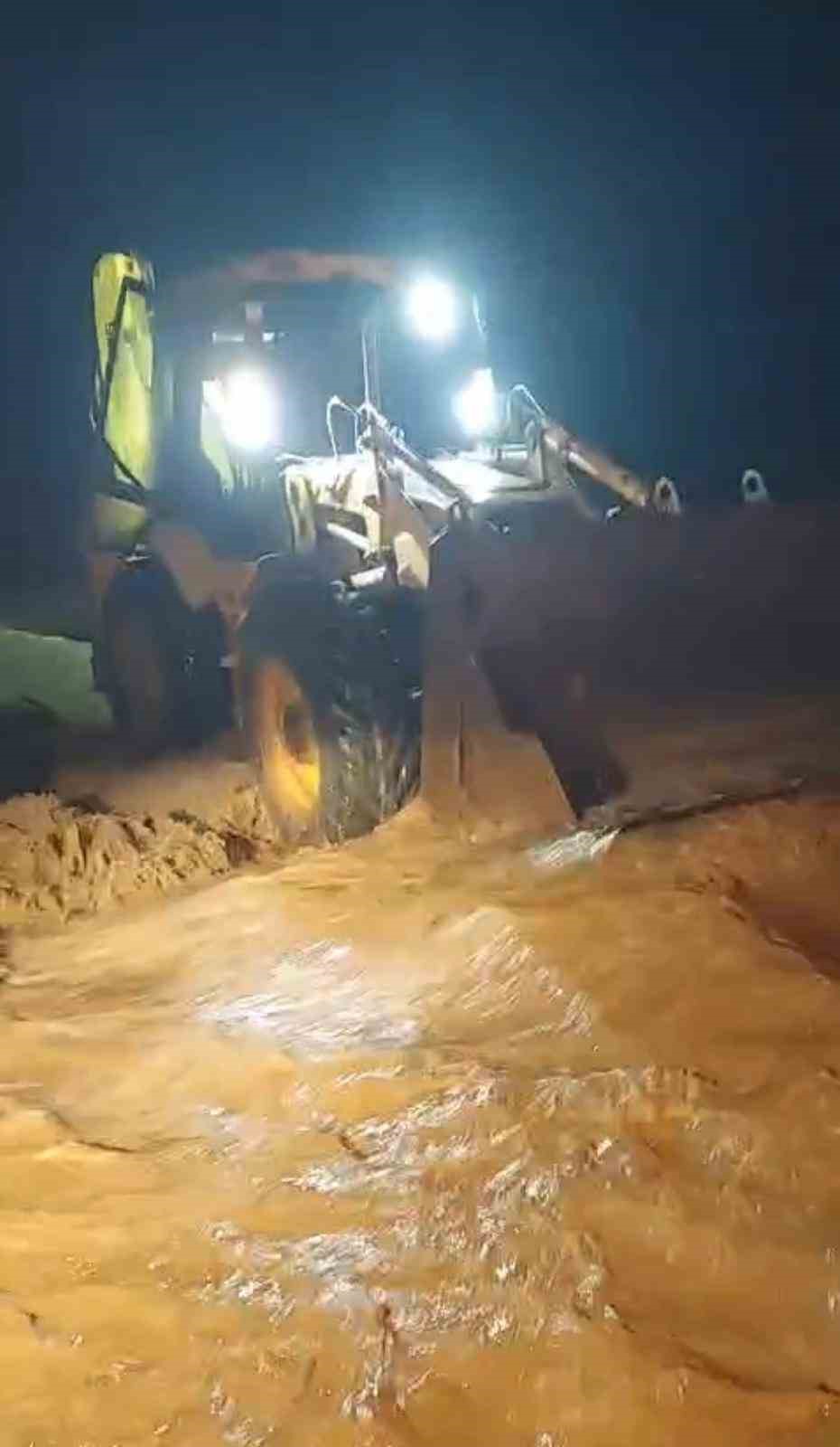 Suda mahsur kalan aileyi İncirliova Belediyesi ekipleri kurtardı