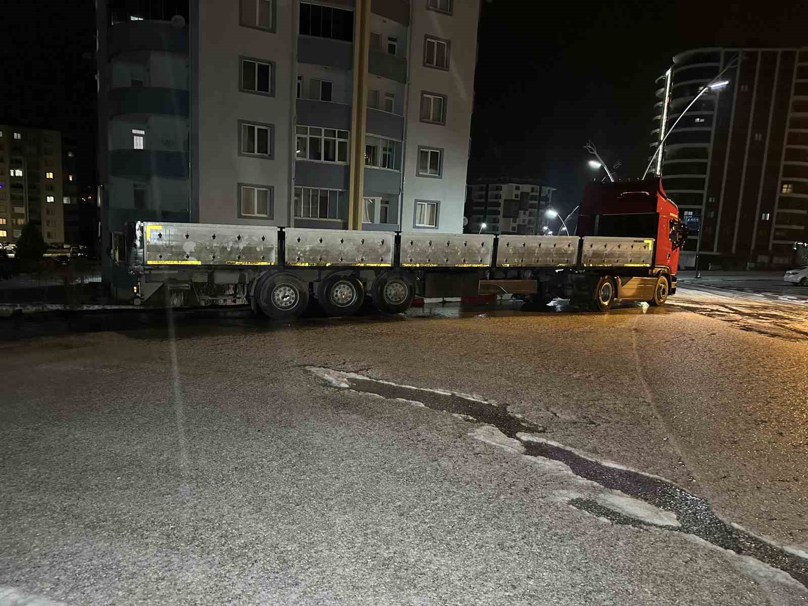 Uşak&rsquo;ta sağanak yağış sonrası dolu etkili oldu
